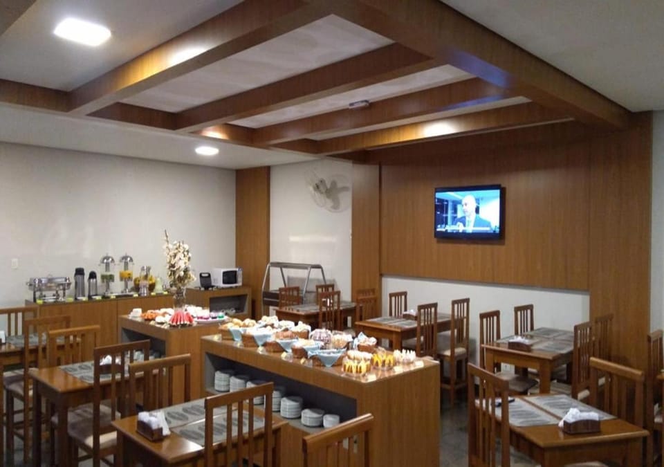 Staff, Staff, Restaurant/places to eat, People, People, Food and drinks, Other, Other, On site, Guests, Guests, Meals, Breakfast, Dinner, Drinks, Non alcoholic drinks, children, children, young children, young children, older children, older children, group of guests, group of guests, Family, Family