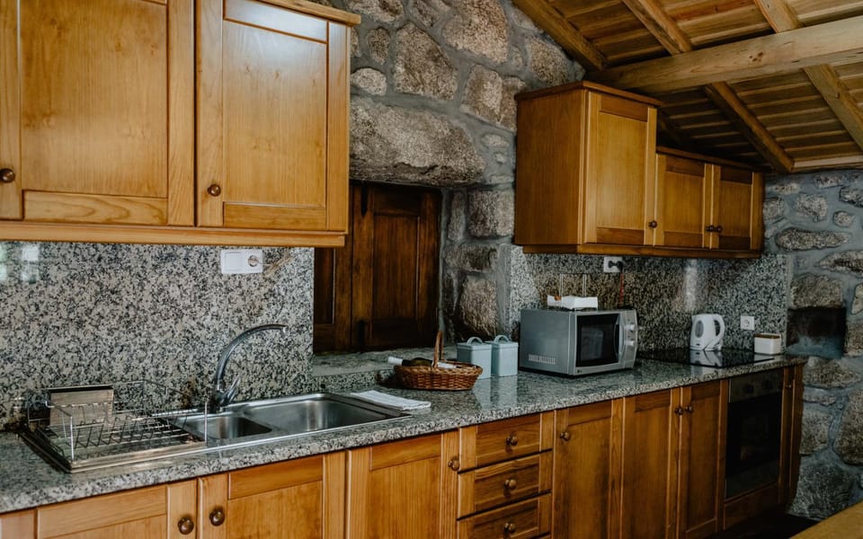 Coffee/tea facilities, Kitchen or kitchenette, dishwasher, stove