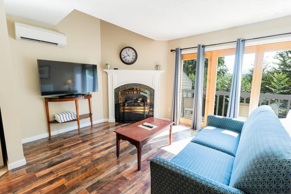 TV and multimedia, Living room, Seating area, fireplace