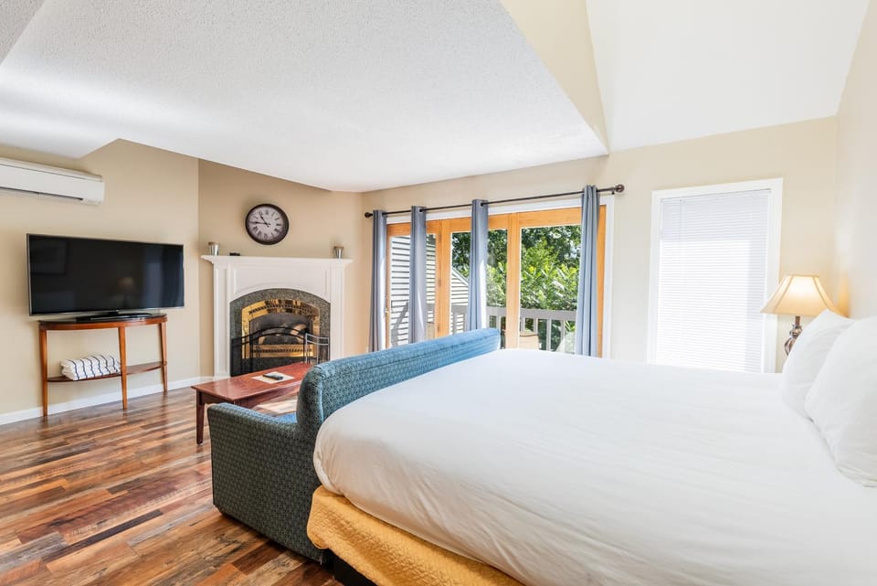 Bed, TV and multimedia, Bedroom