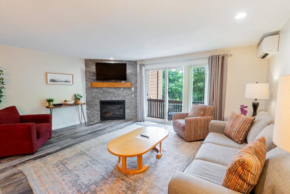 TV and multimedia, Living room, Seating area, fireplace