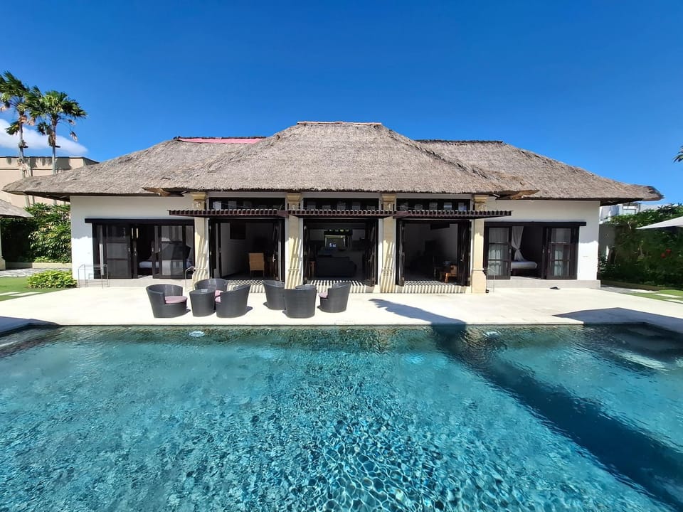 Property building, Day, Pool view, Swimming pool, sunbed