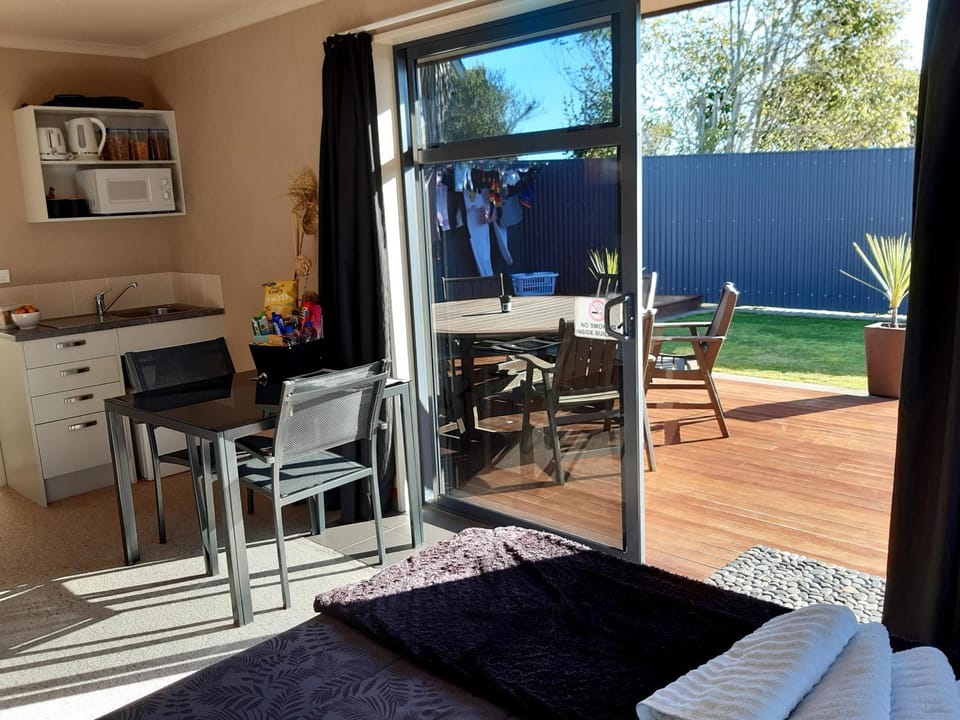 Modern BNB unit with Wifi and Breakfast Bed and Breakfast in West Coast