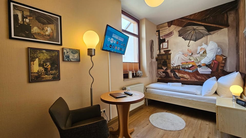 Bed, TV and multimedia, Living room, Photo of the whole room, Seating area, Bedroom