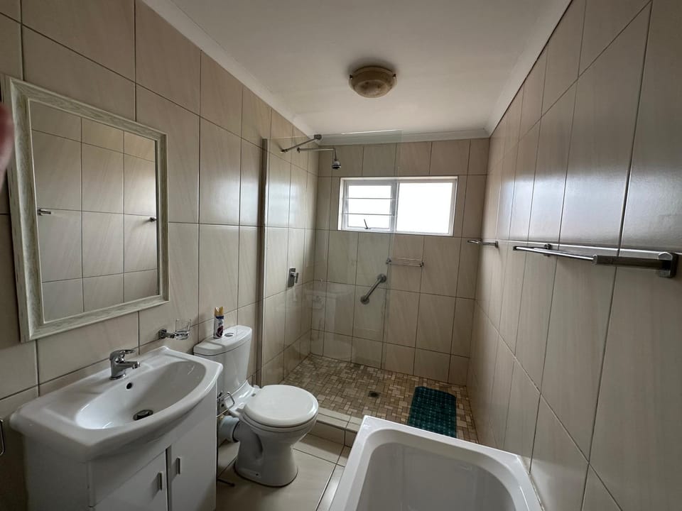 Shower, Toilet, Bathroom, Bath, bidet, towels