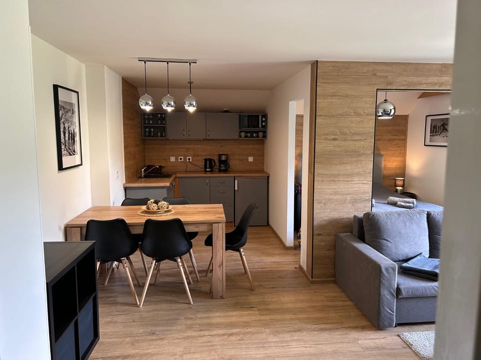 Kitchen or kitchenette, Living room, Seating area, Dining area