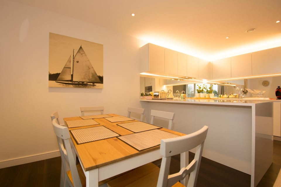 TV and multimedia, Coffee/tea facilities, Kitchen or kitchenette, Living room, Seating area, Dining area