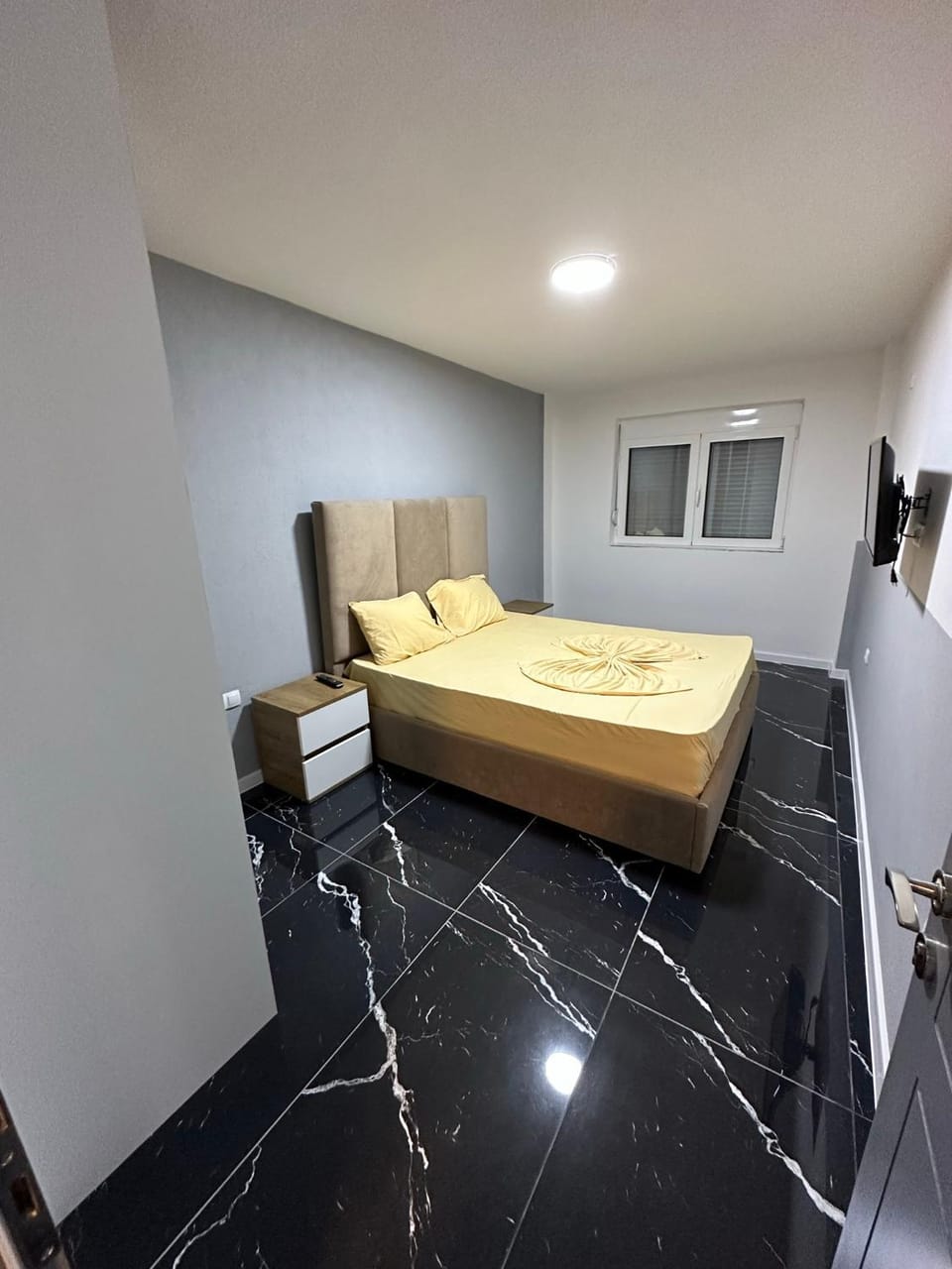 Bed, TV and multimedia, Photo of the whole room, Bedroom