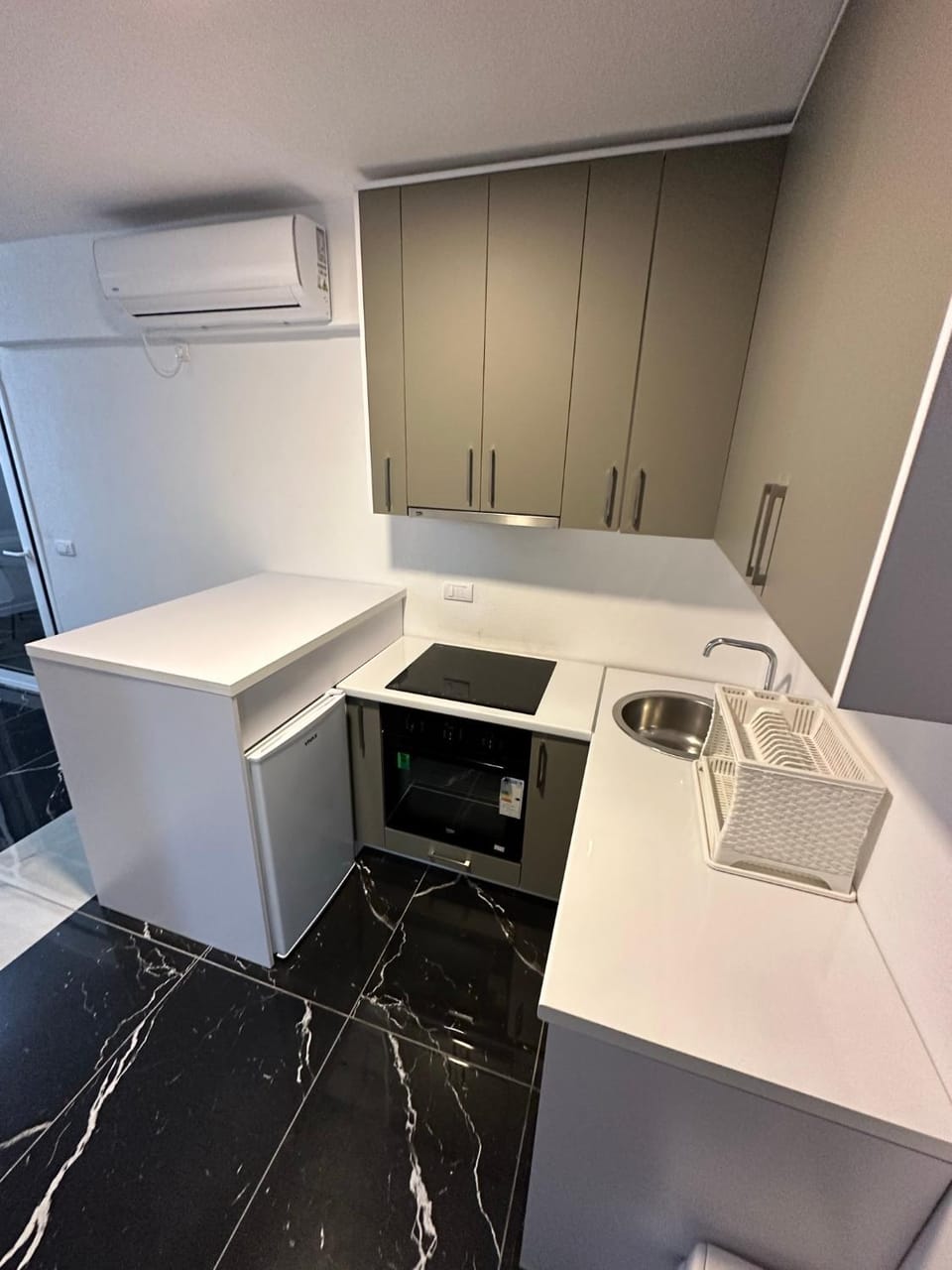 Kitchen or kitchenette, hair dresser, minibar, oven, air conditioner