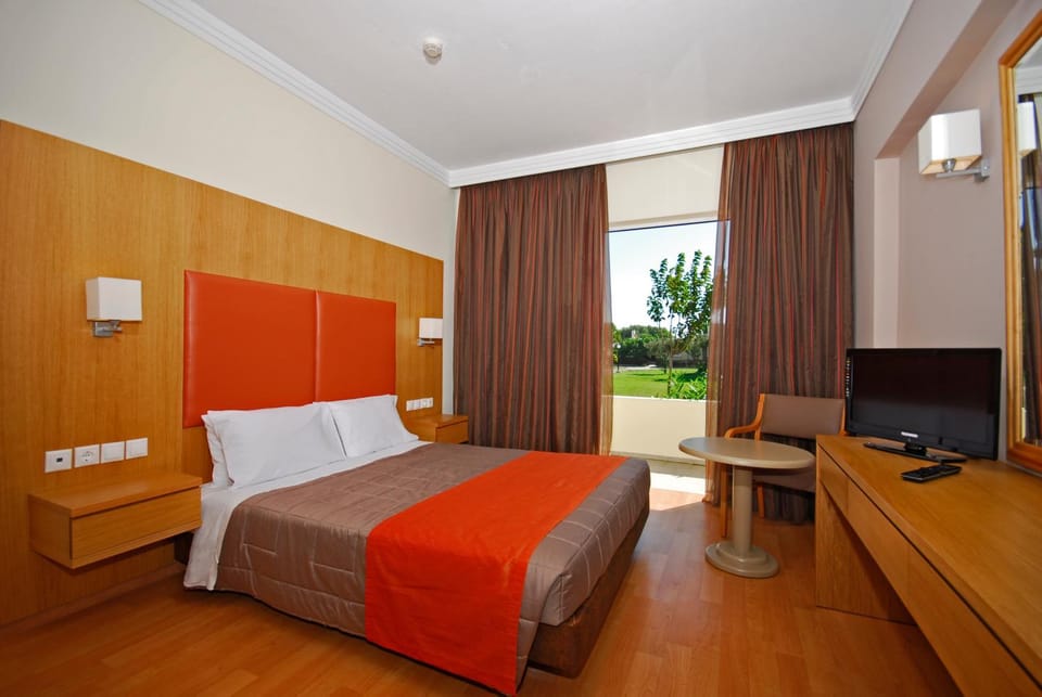Bed, Photo of the whole room, Decorative detail, Bedroom, Garden view, Pool view