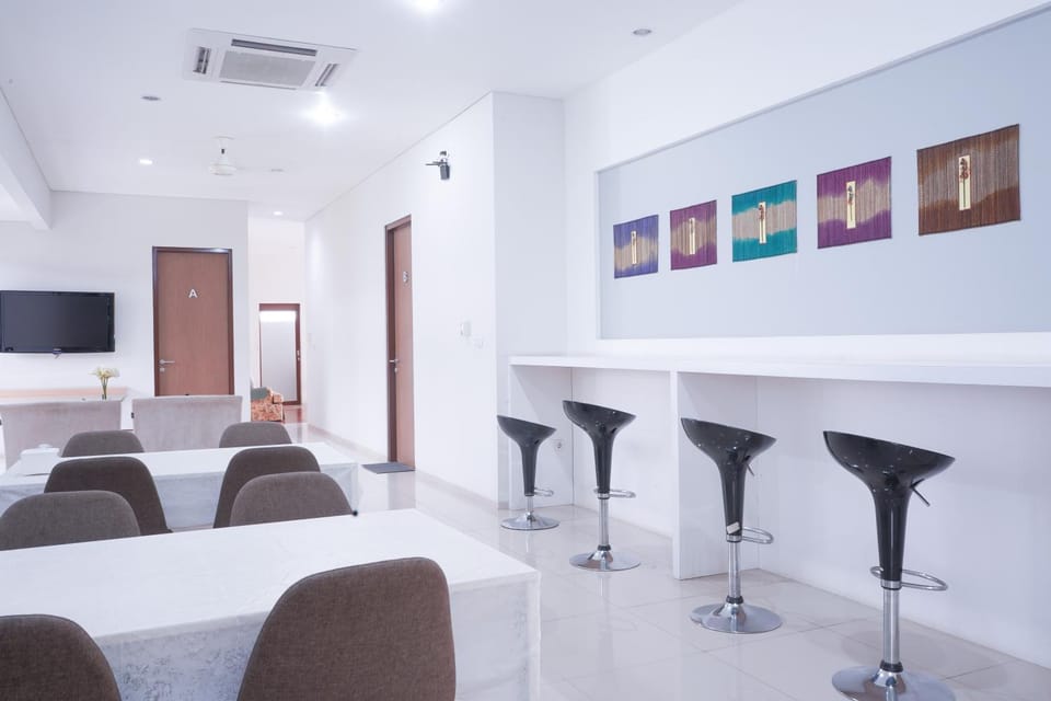 Lounge or bar, Business facilities