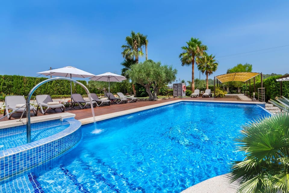 Swimming pool, sunbed