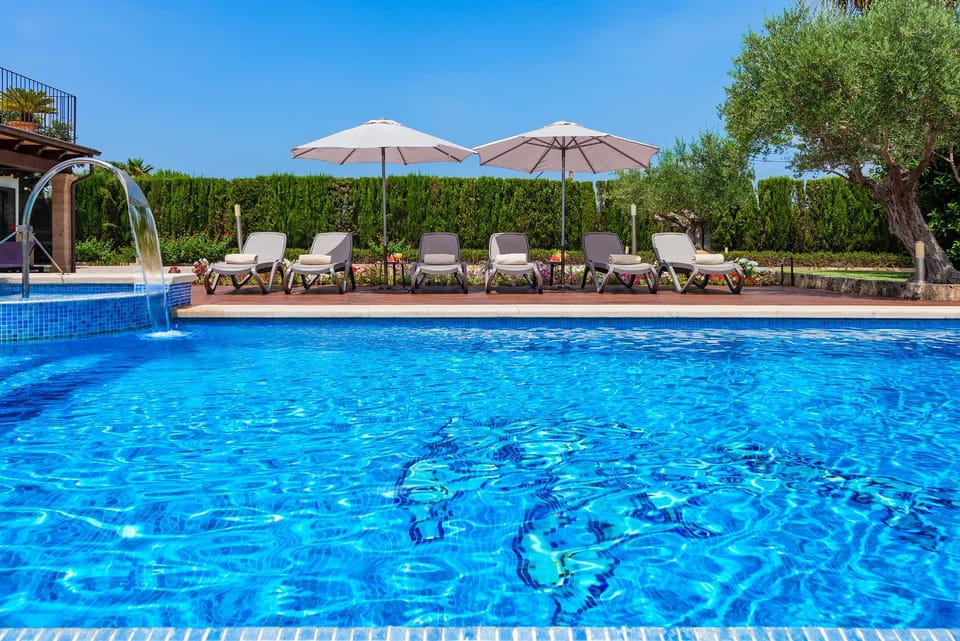 Swimming pool, sunbed