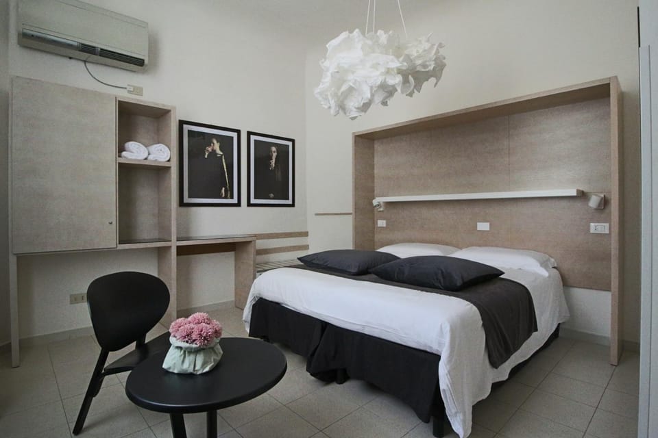 Photo of the whole room, Bedroom