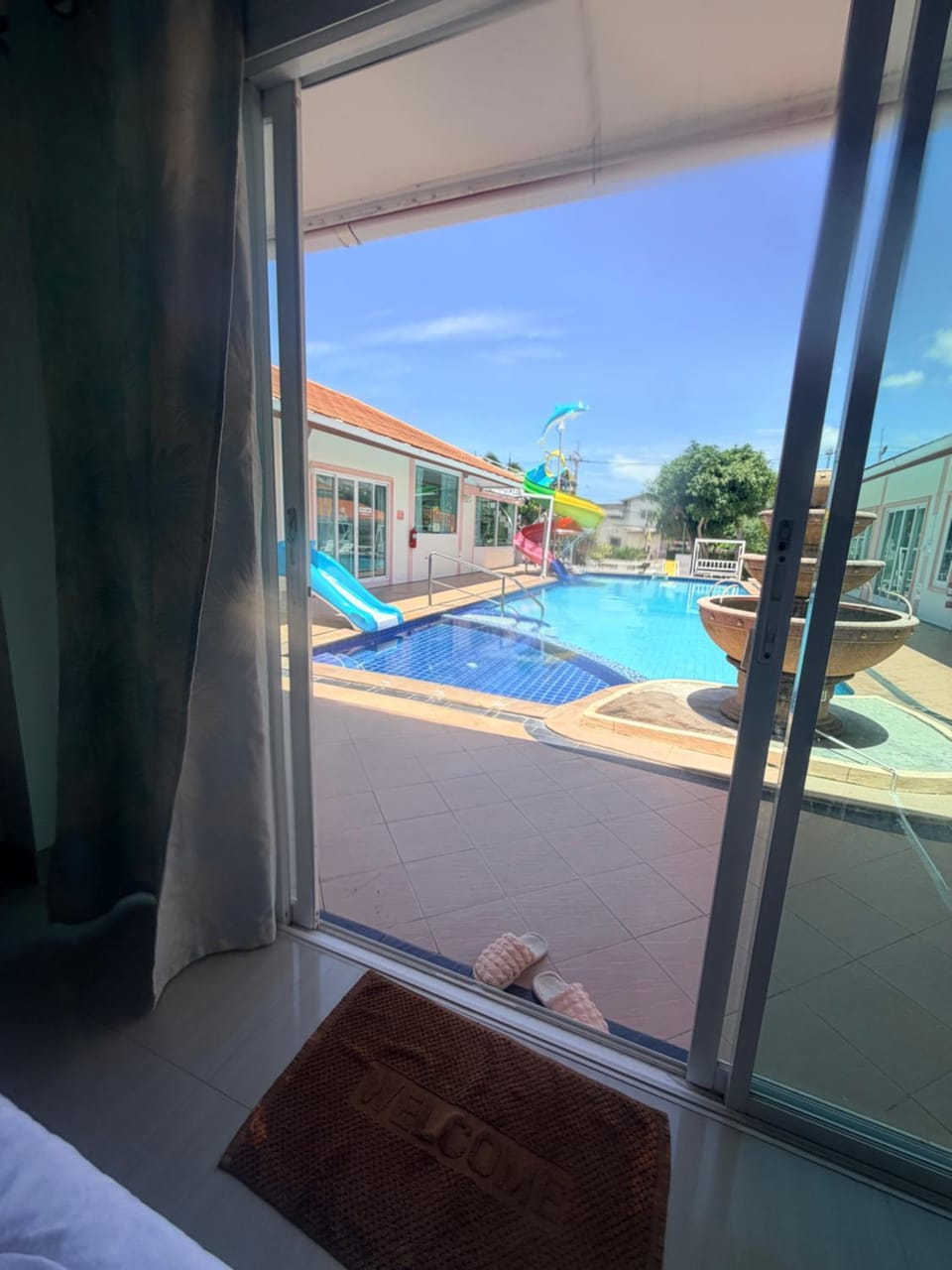 Day, Swimming pool