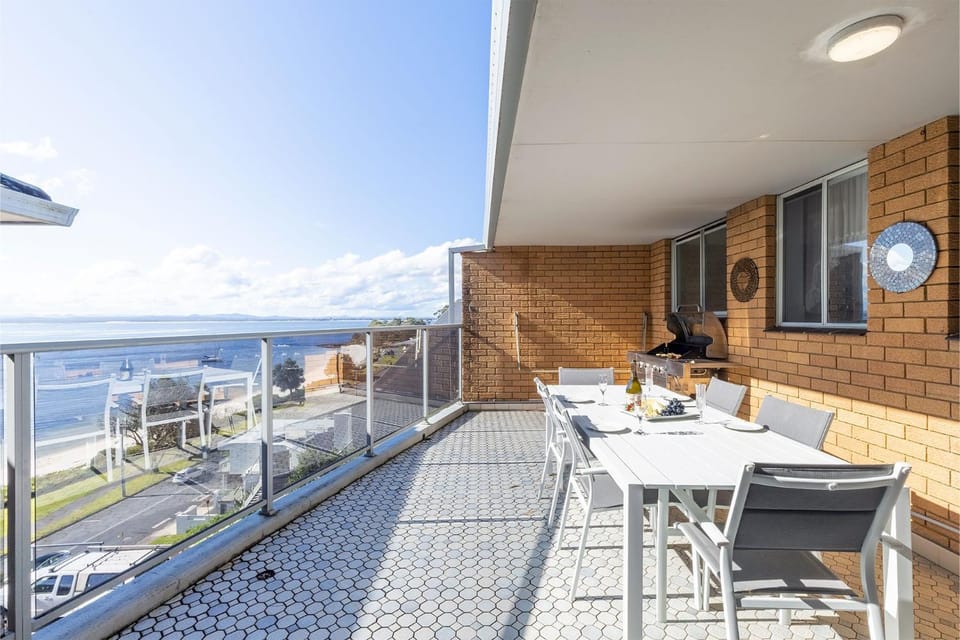 Kiah 12, 53 Victoria Pde - Panoramic water views, Wifi and Air Con Apartment in Nelson Bay