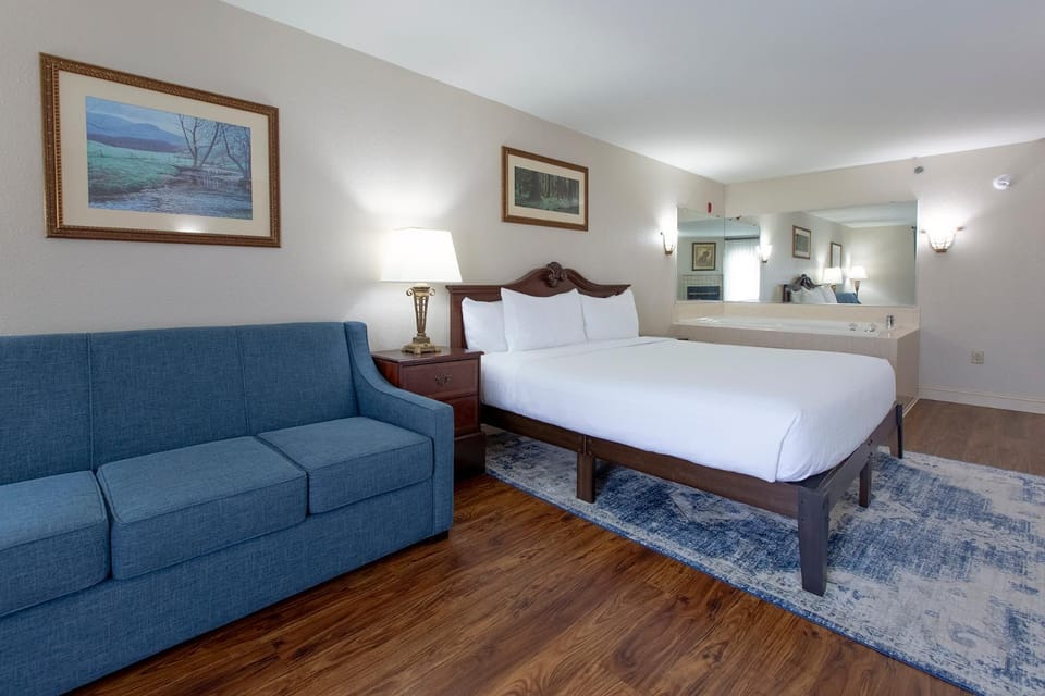 Bed, Seating area, Bedroom