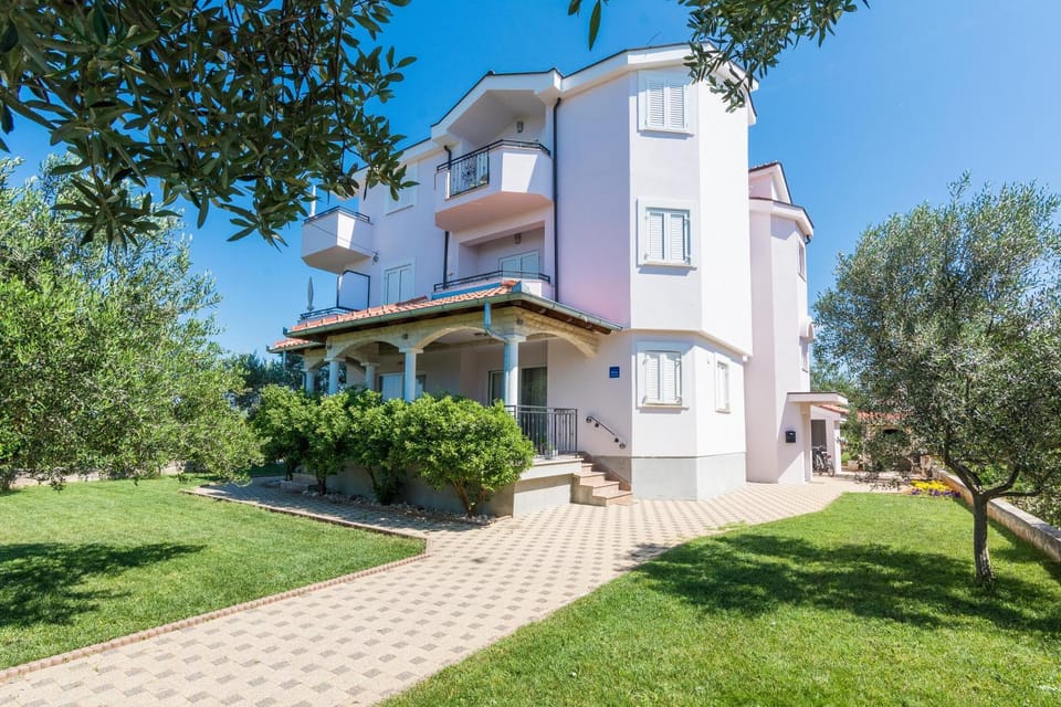 Property building, Patio, Facade/entrance, Garden