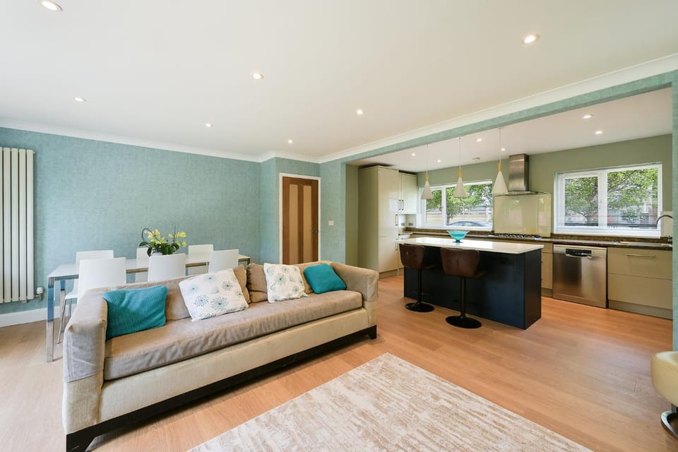 Luxury 4 Bed 3 Bathroom Bungalow, Private Parking 3 vehicles, 1200 sq ft SW London Surrey, The Dapples House in Epsom