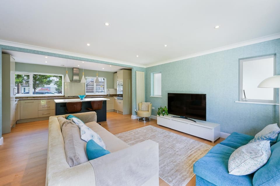 Luxury 4 Bed 3 Bathroom Bungalow, Private Parking 3 vehicles, 1200 sq ft SW London Surrey, The Dapples House in Epsom
