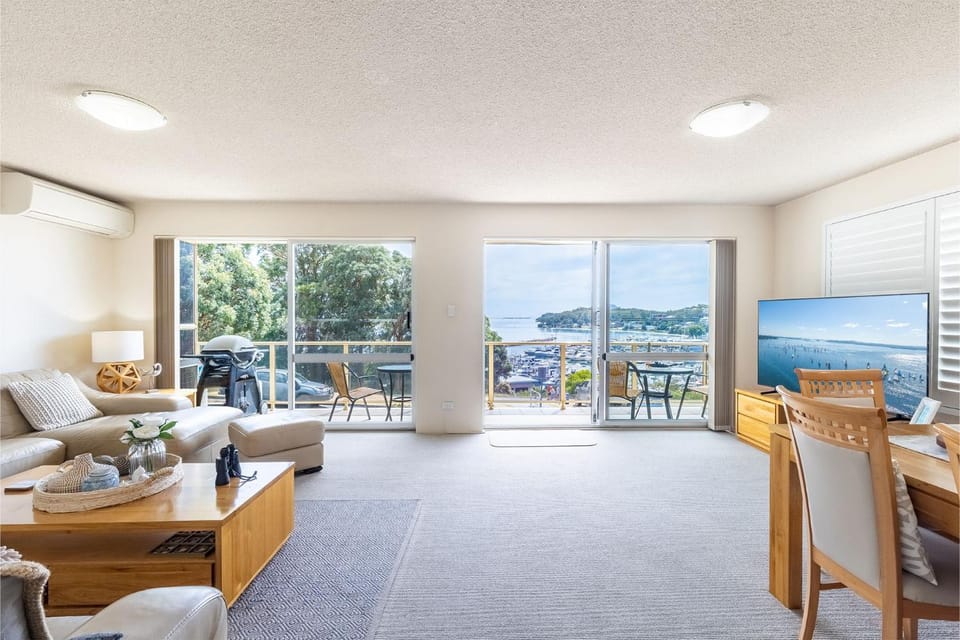 Laman Lodge, 1,15 Laman Street - Stunning Views, air conditioned unit with water views and Wifi Apartment in Nelson Bay