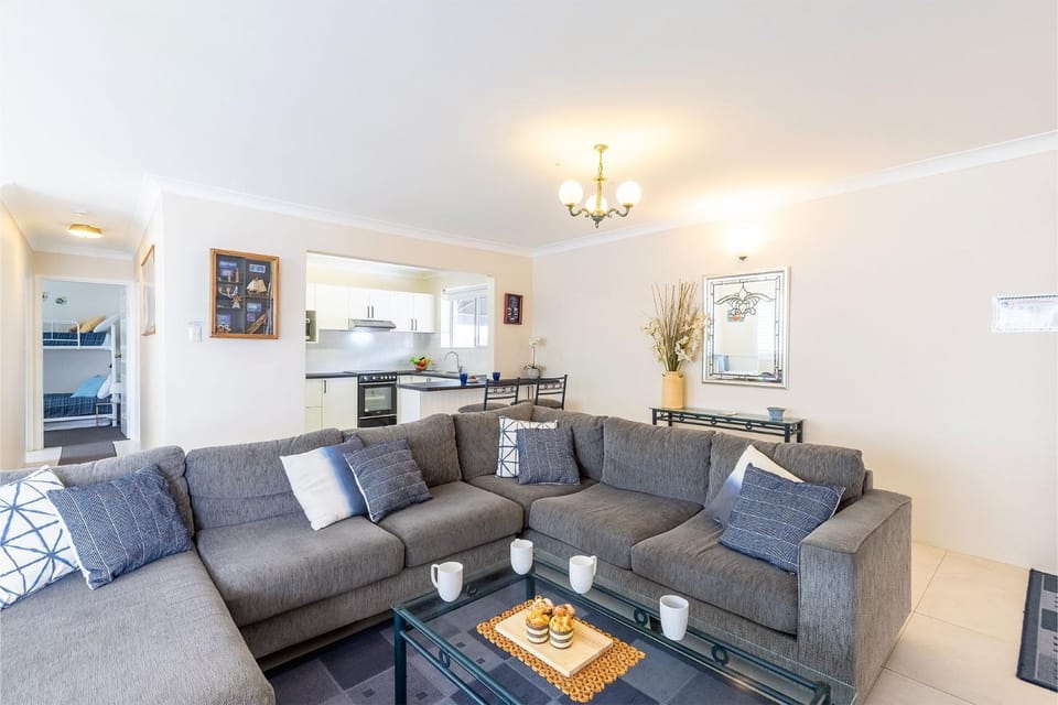 Laman Lodge, 6,15 Laman Street - Air Conditioned unit with spectacular views and free Wi-Fi Apartment in Nelson Bay