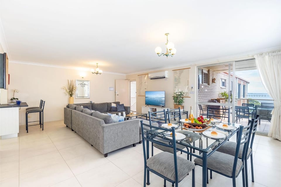 Laman Lodge, 6,15 Laman Street - Air Conditioned unit with spectacular views and free Wi-Fi Apartment in Nelson Bay