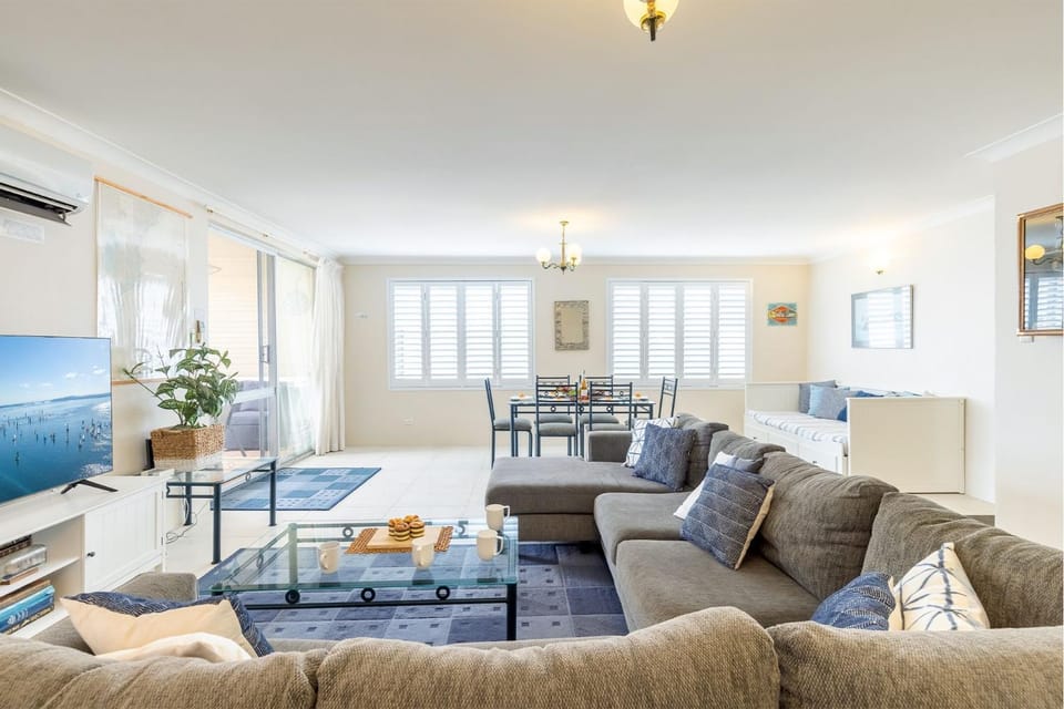 Laman Lodge, 6,15 Laman Street - Air Conditioned unit with spectacular views and free Wi-Fi Apartment in Nelson Bay