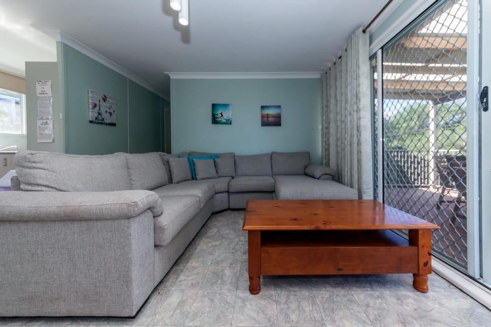 Marine Drive 32 House in Fingal Bay