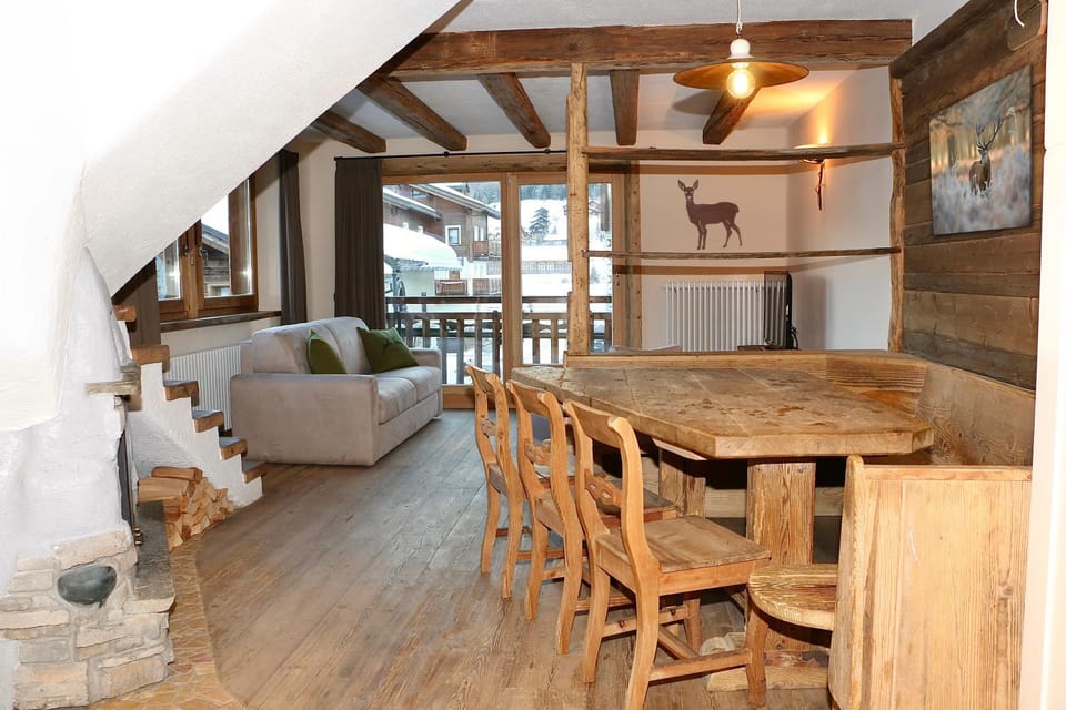 Lounge or bar, Seating area, Dining area