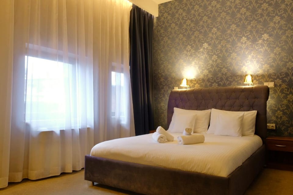 Bed, towels