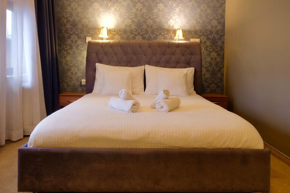 Bed, towels