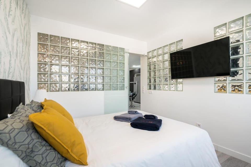 Bed, TV and multimedia, Bedroom