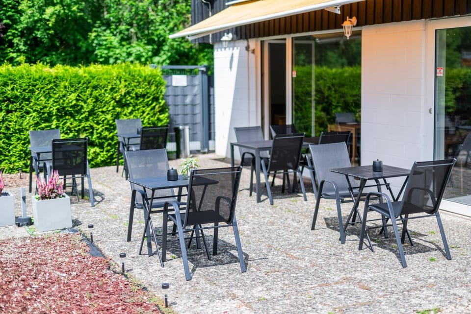 Garden, Food and drinks, Dining area, Garden view, Breakfast