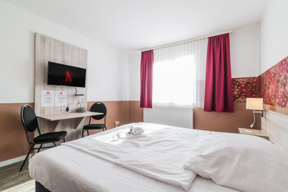 Bed, TV and multimedia, Photo of the whole room, Bedroom, towels