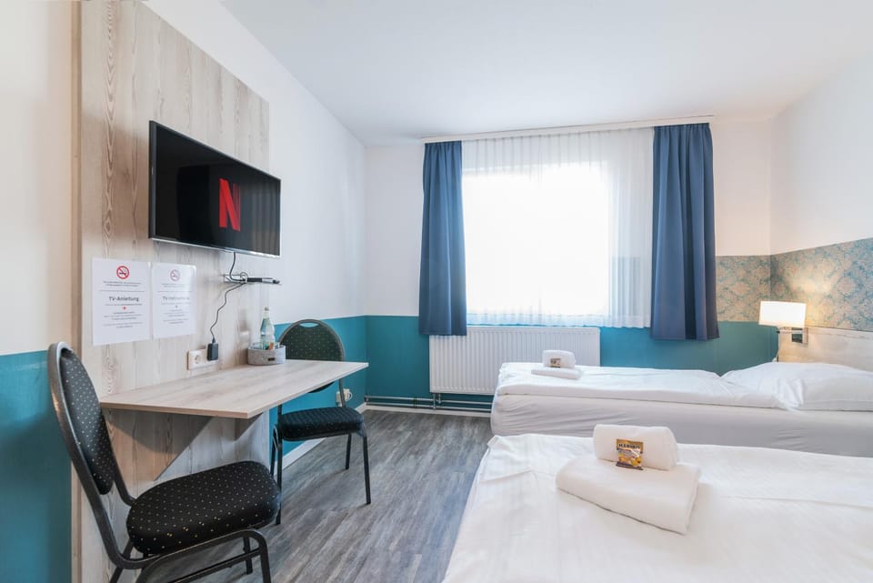 Bed, TV and multimedia, Photo of the whole room, Bedroom, towels