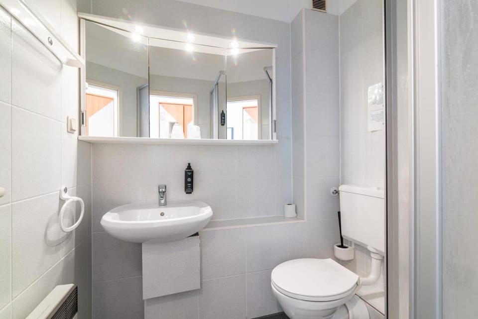 Shower, Toilet, Bathroom, towels