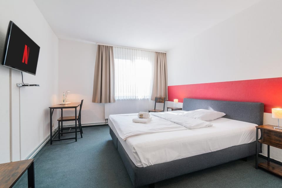 Bed, TV and multimedia, Photo of the whole room, Bedroom, towels
