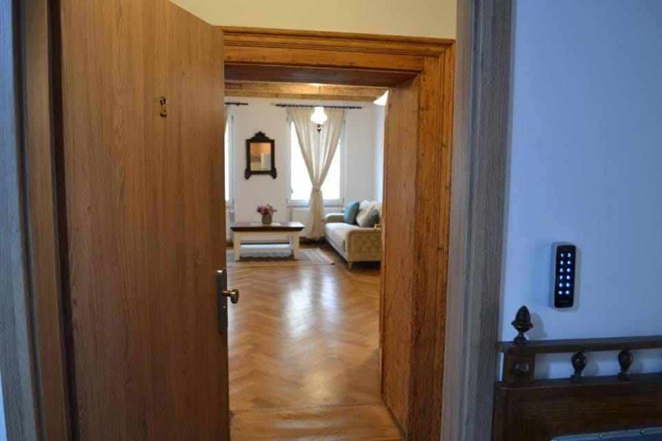 Facade/entrance, Photo of the whole room