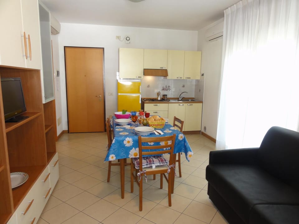 Kitchen or kitchenette, Living room, Dining area