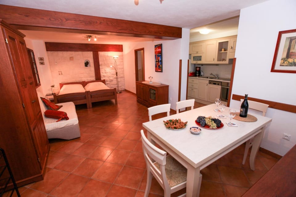 Coffee/tea facilities, Kitchen or kitchenette, Living room, Other, Photo of the whole room, Decorative detail, Seating area