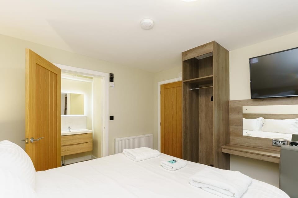 Bathroom, TV and multimedia, Bedroom