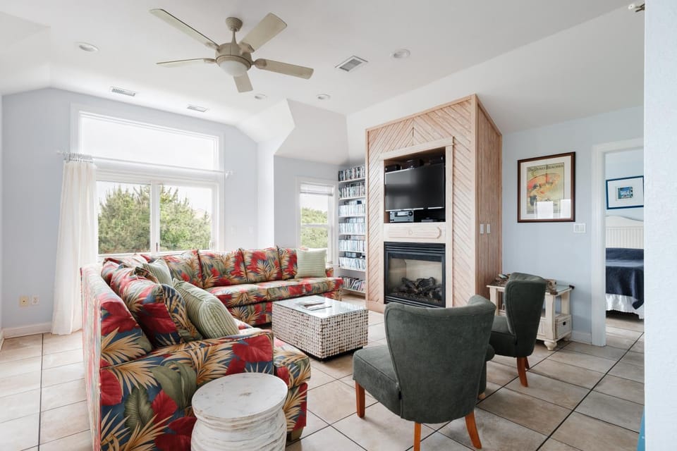 TV and multimedia, Living room, Seating area, fireplace