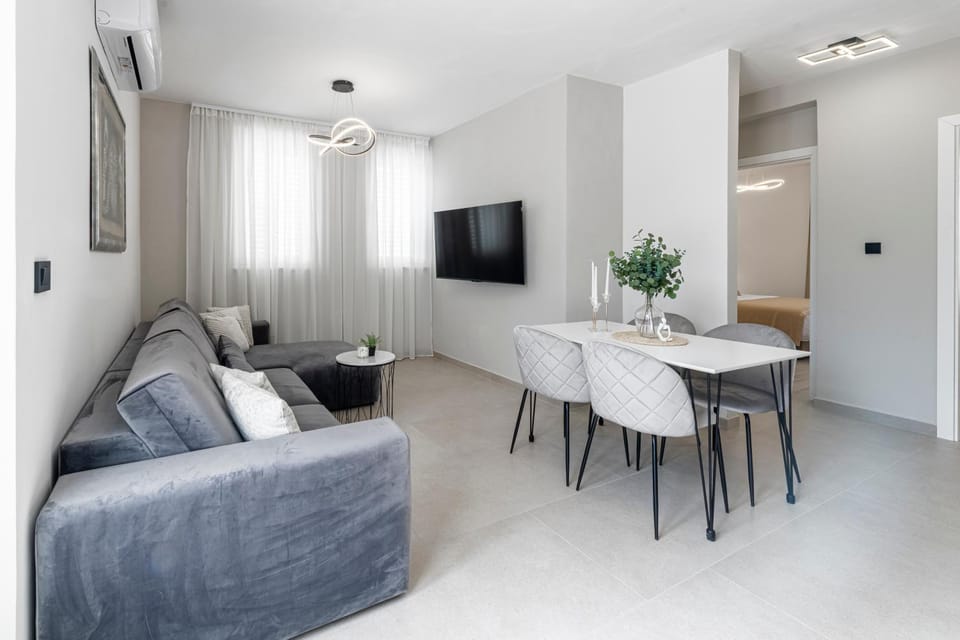 TV and multimedia, Seating area, air conditioner
