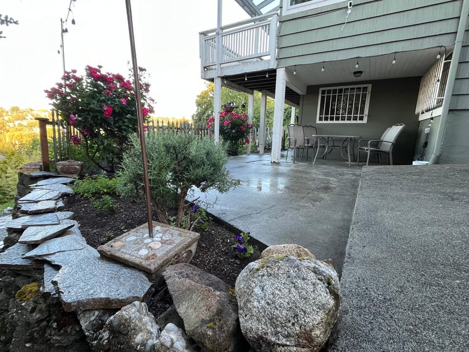 A Gem in the Emerald City: For Business and Travel Apartment in Magnolia Seattle