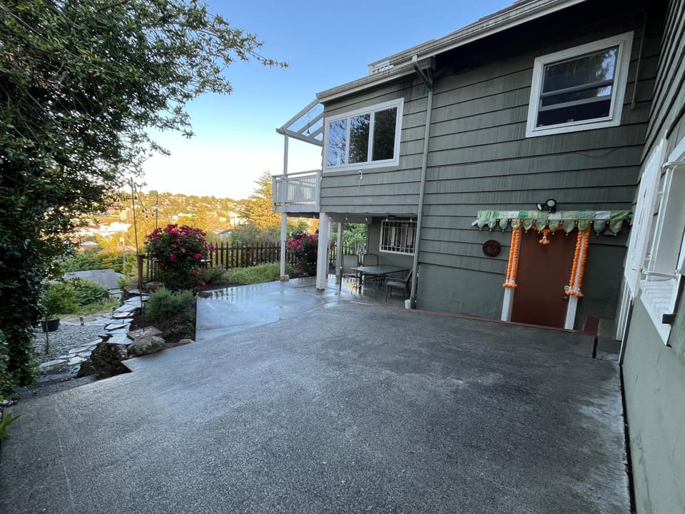 A Gem in the Emerald City: For Business and Travel Apartment in Magnolia Seattle