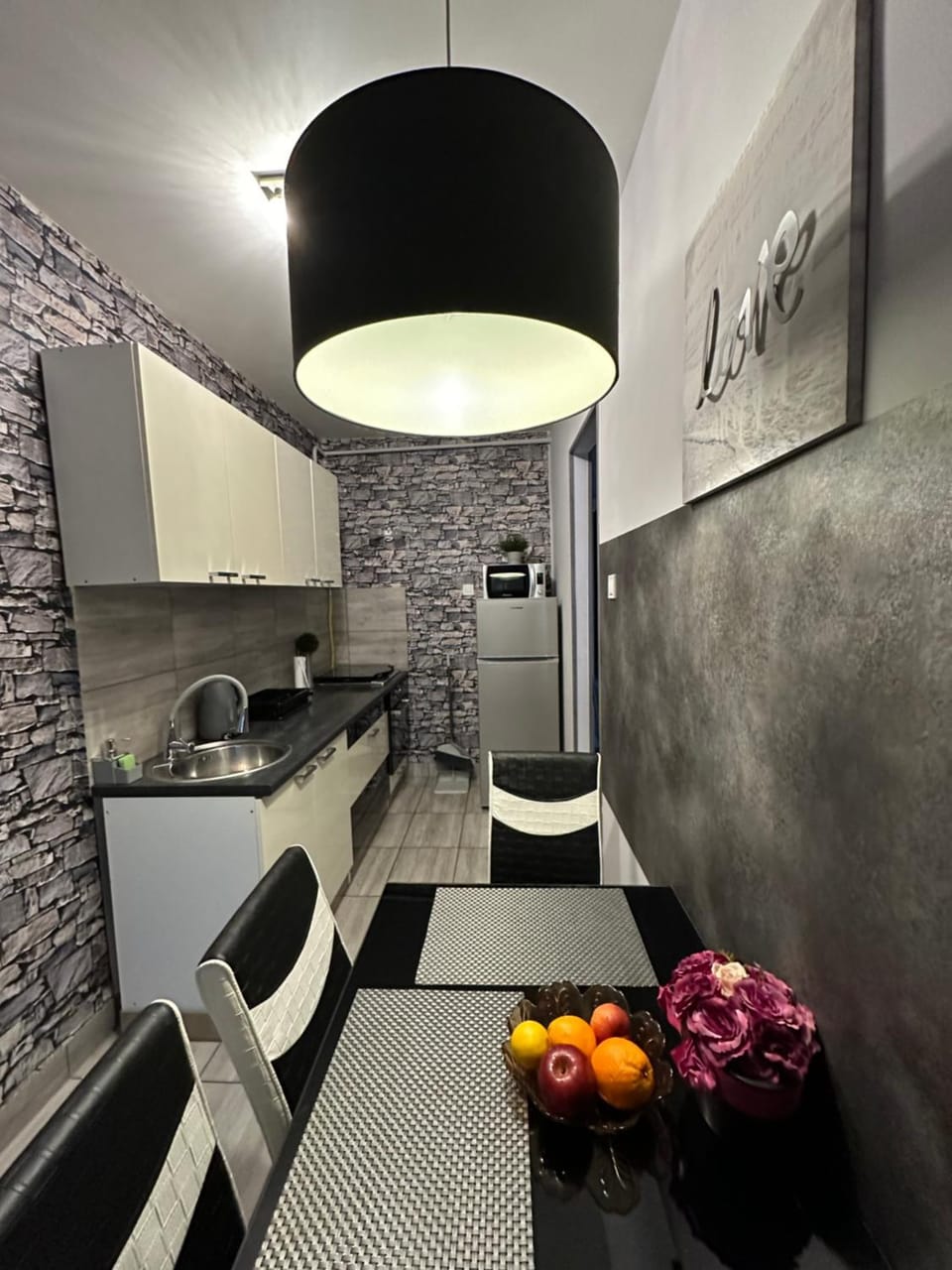 Kitchen or kitchenette, Food and drinks, Dining area, microwave, oven, stove