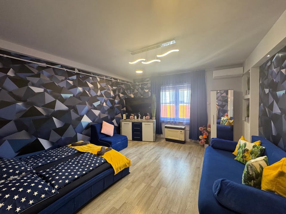 Bed, TV and multimedia, Living room, Photo of the whole room, Bedroom, air conditioner