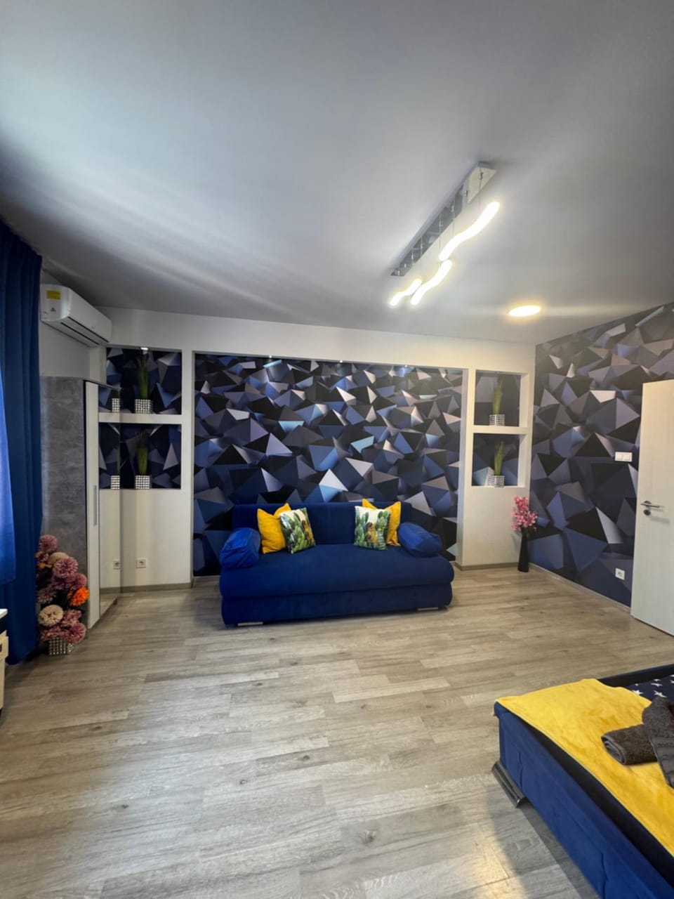 Bed, Living room, Photo of the whole room, Seating area, air conditioner