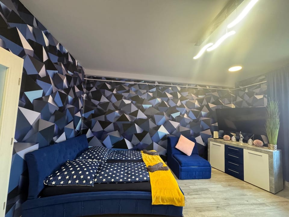 Bed, TV and multimedia, Living room, Photo of the whole room, Seating area